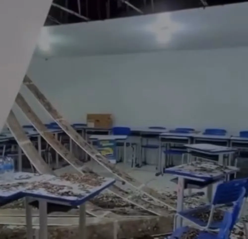 Forro de sala de aula desaba durante votação em Pilar, na região metropolitana de Maceió — Foto: Reprodução/Redes sociais